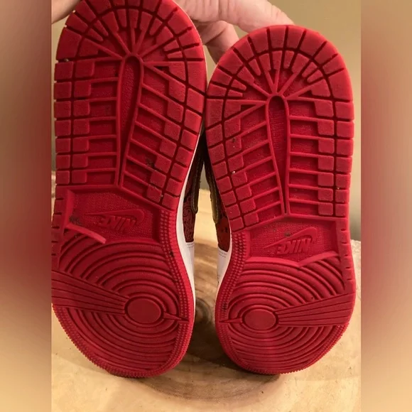 New In Box Size 4 Grade School Air Jordan‎ 1 Low SE “Spades” White/Metallic Gold